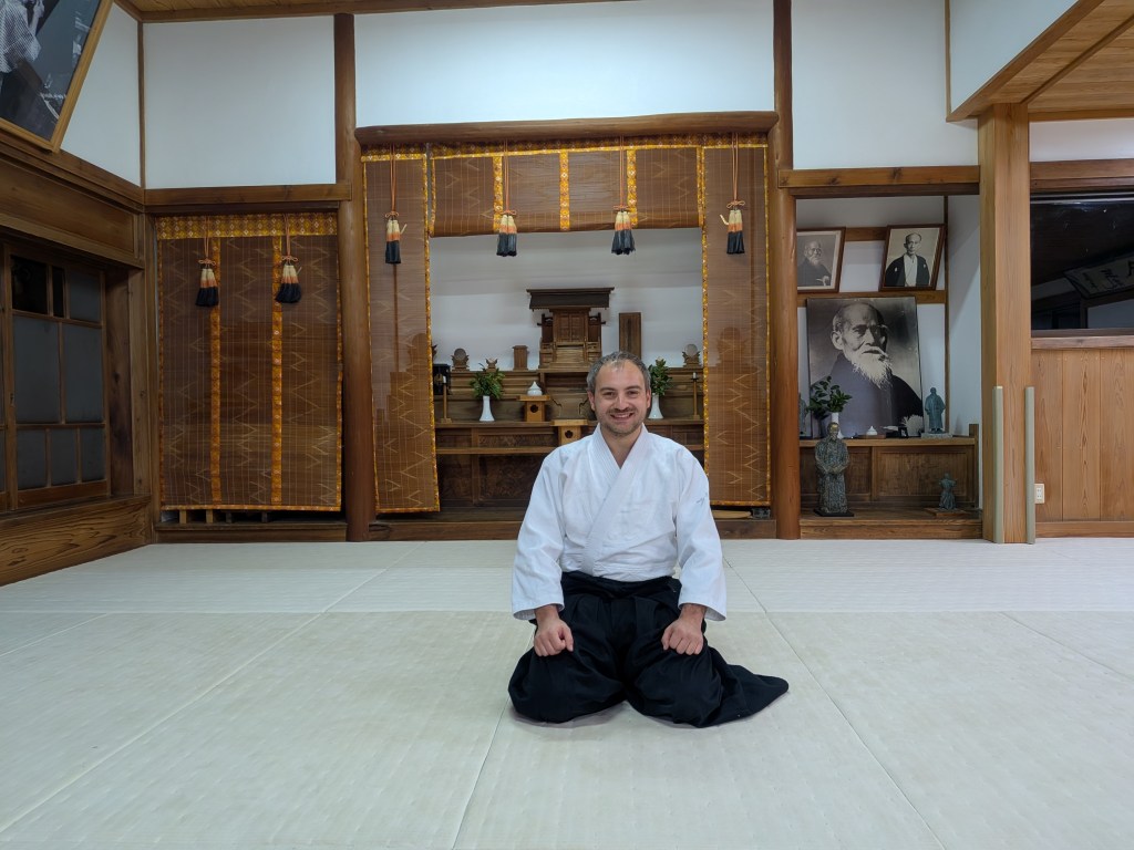 Philippe Theis en seiza dans le dojo d’Iwama au Japon