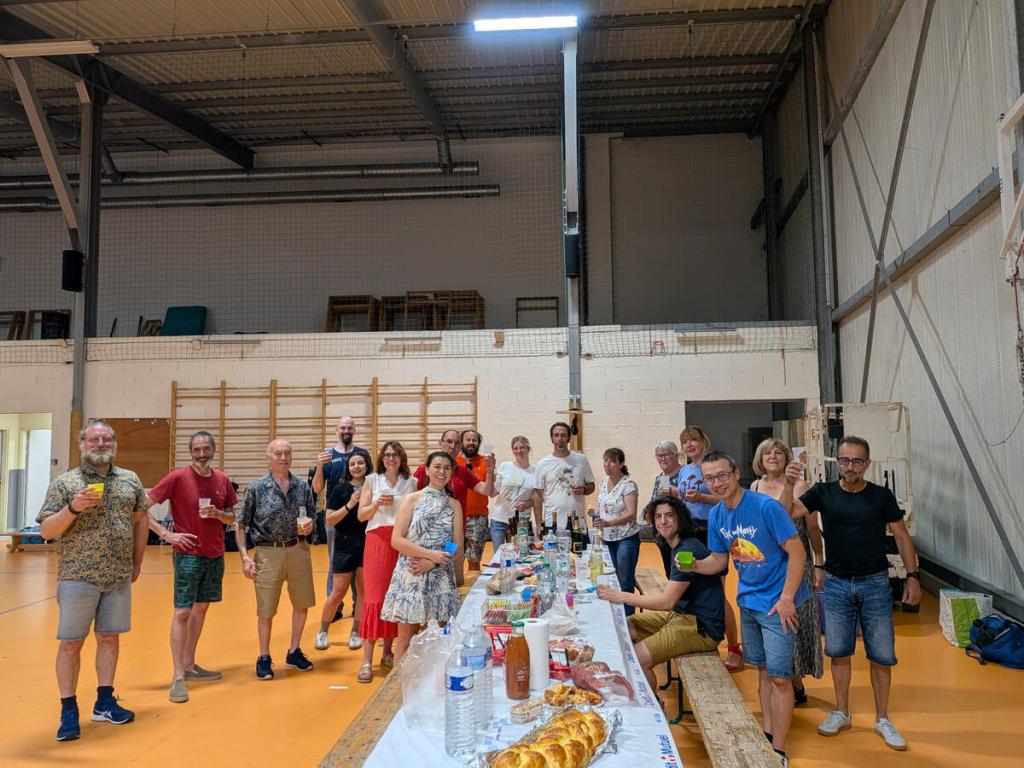 Membres d’AIKIDOJO réunis autour d’un moment convivial après la pratique