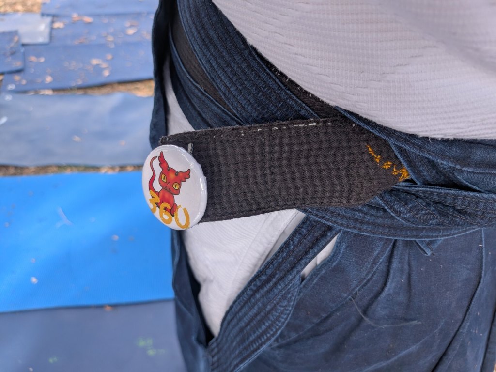 Badge du Festival 360° porté sur une ceinture d’aïkido