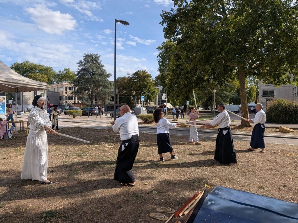 Démonstration d’armes japonaises par AIKIDOJO devant les étudiants sur le campus du Saulcy