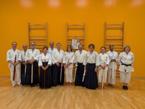 Groupe de pratiquants d’AIKIDOJO réuni avec ses armes après un cours de kenjutsu à Jury