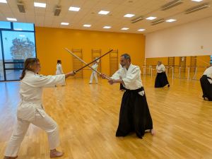 Pratiquants d’AIKIDOJO travaillant le kenjutsu en binôme dans la salle de Jury