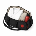 Sac de sport ouvert contenant une tenue d’aïkido, une serviette et une gourde rouge