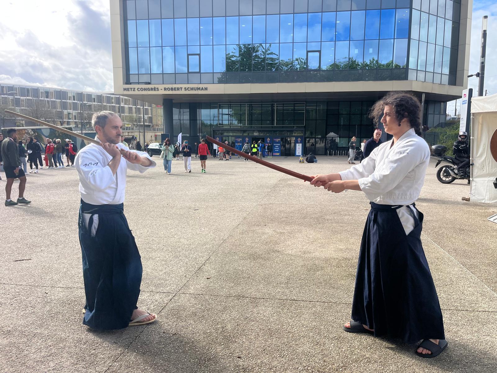Travail au sabre en bois sur le gravier.
