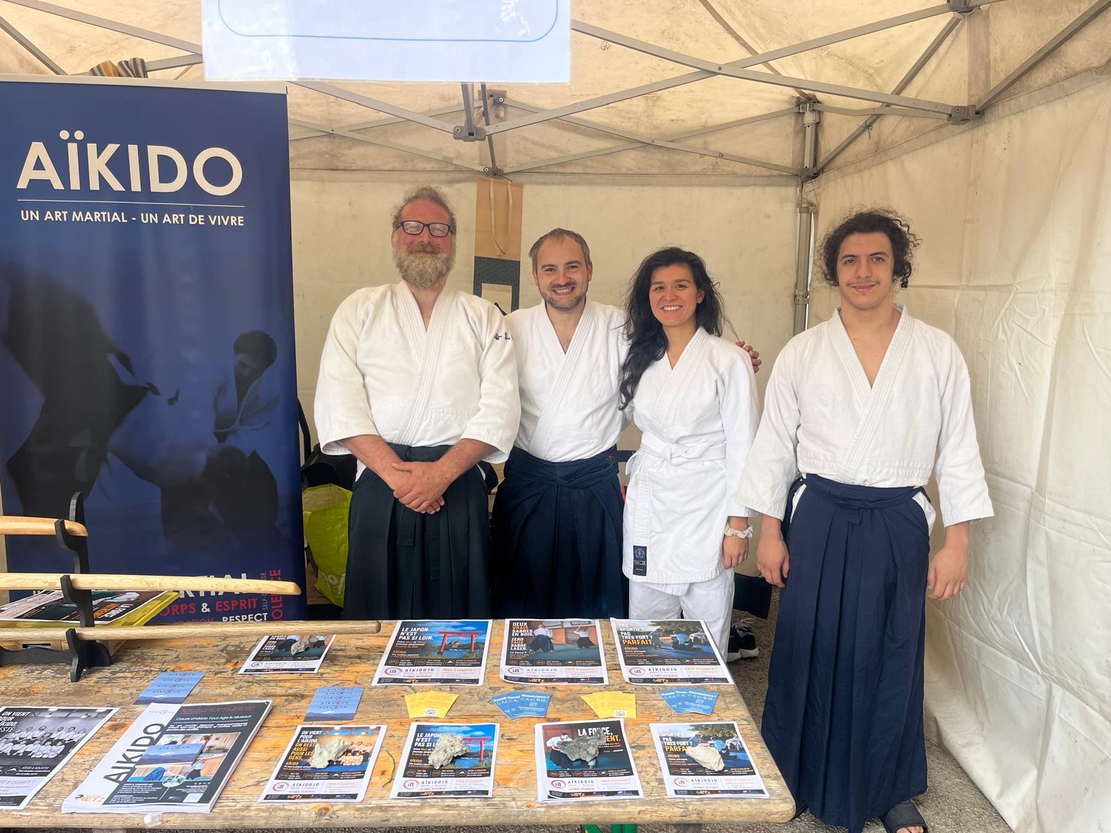 L’équipe Aïkidojo réunie sur le stand.