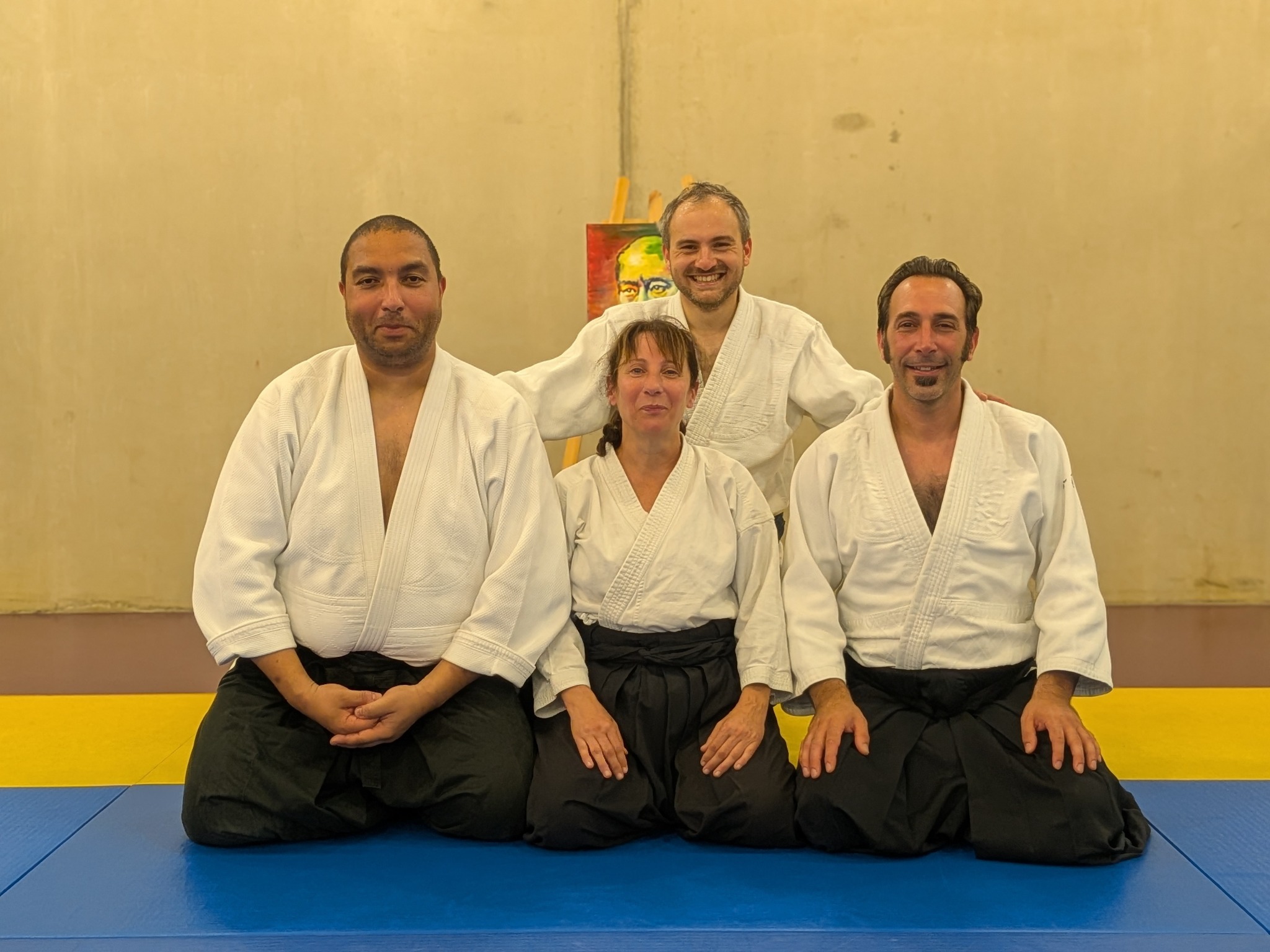 Les trois lauréats d’Aïkidojo, Patrice Tauleigne, Emmanuel Hourquebie et Laurence Vilmar, réunis avec leur enseignant Philippe Theis.