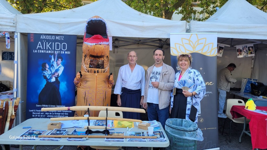Un dinosaure invité au stand AIKIDOJO